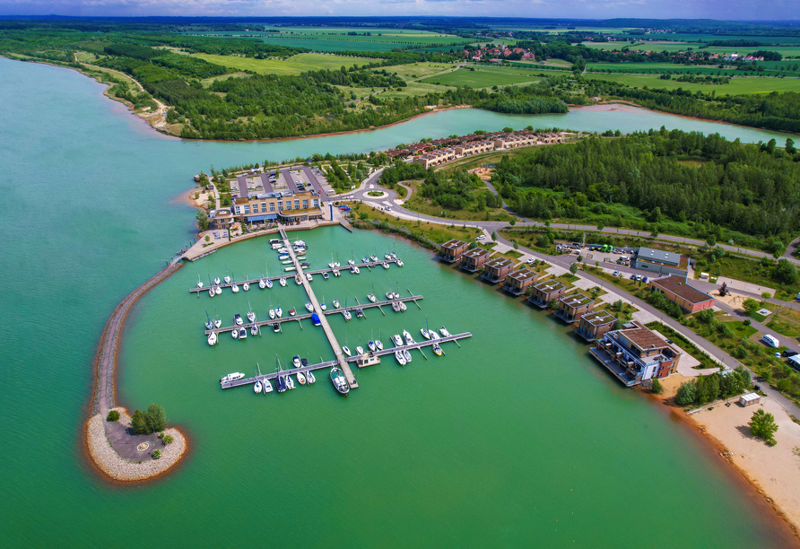 Das Ferienresort befindet sich in traumhafter Lage direkt am Störmthaler See mit schönem Sandstrand.