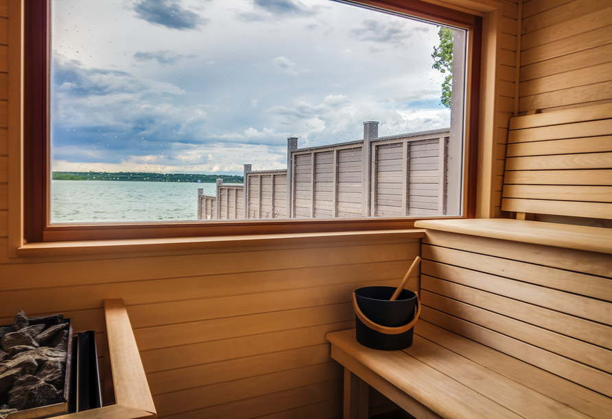 Für Körper und Seele empfehlen wir Ihnen einen wohltuenden Aufguss in der Sauna mit Panoramablick (gegen Gebühr).