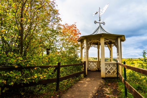 Der Aussichtspavillion Hoher Kleef bei Elbingerode bietet einen traumhaften Panoramablick auf die Umgebung.