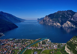 Blick über Riva del Garda auf den Gardasee