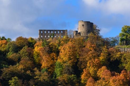 Genießen Sie die Mittelalterromantik an der Burgruine Windeck.