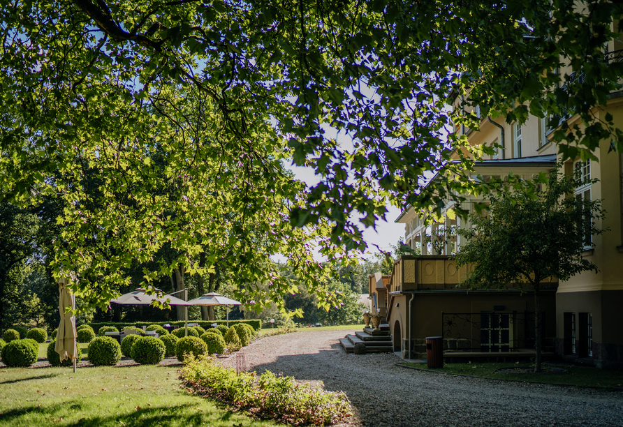 Das Bernsteinschloss Wendorf ist in eine schöne, grüne Anlage eingebettet, die zu Ihrer Erholung beträgt.