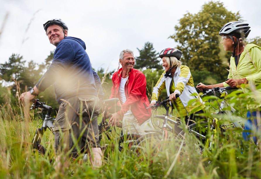 Im Urlaub aktiv unterwegs – Radeln Sie durch die idyllische Landschaft in Ihrer Urlaubsregion.