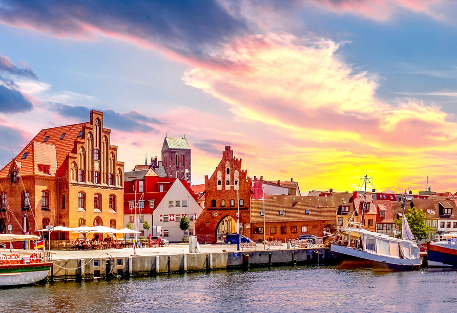 Die historische Hansestadt Wismar wartet mit einer schönen Altstadt und dem malerischen Hafenviertel auf Sie.