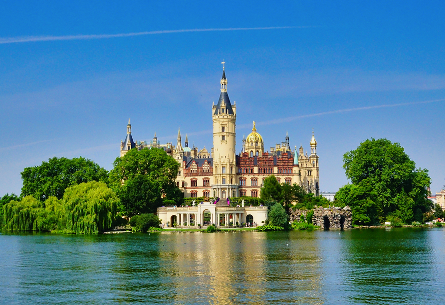 Machen Sie einen Ausflug nach Schwerin und besichtigen Sie das majestätische Schloss Schwerin.