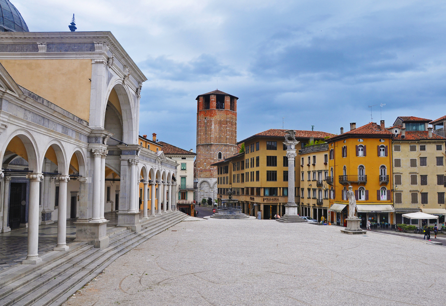 Der malerische Piazza della Libertà in Udine, umgeben von venezianischer Architektur und italienischem Flair.