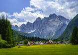 Valbruna, eingerahmt von den eindrucksvollen Gipfeln der Karnischen Alpen, wird Sie begeistern.