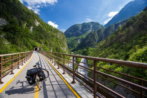 Sie sind unterwegs auf dem Alpe-Adria-Radweg – eine atemberaubende Strecke von den Alpen bis ans Mittelmeer.