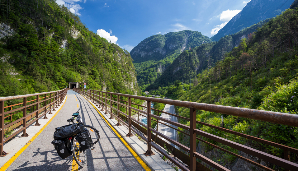 Sie sind unterwegs auf dem Alpe-Adria-Radweg – eine atemberaubende Strecke von den Alpen bis ans Mittelmeer.