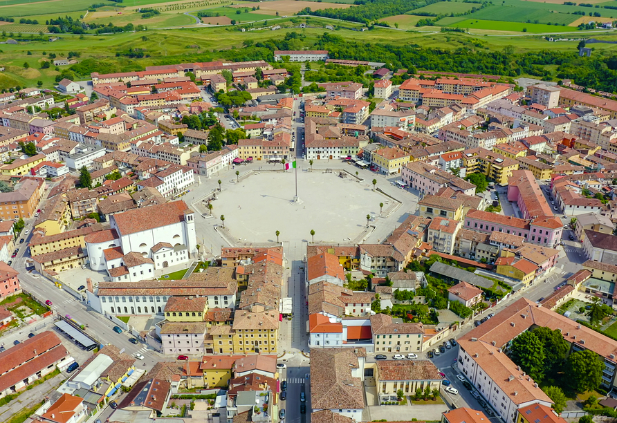 Der sternenförmige Grundriss der Festungsstadt Palmanova wird Sie zum Staunen bringen.