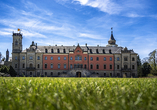 Wandeln Sie im neugotischen Schloss Sychrov auf den Spuren reicher Adelsfamilien im 19. Jahrhundert.