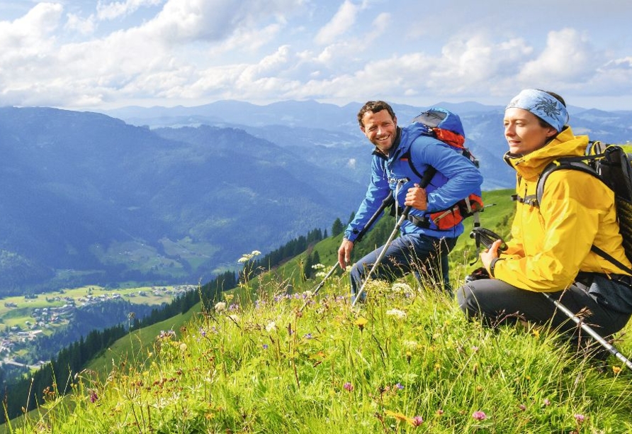 Schnüren Sie die Wanderschuhe und machen Sie sich zu Touren in den Bergen auf.