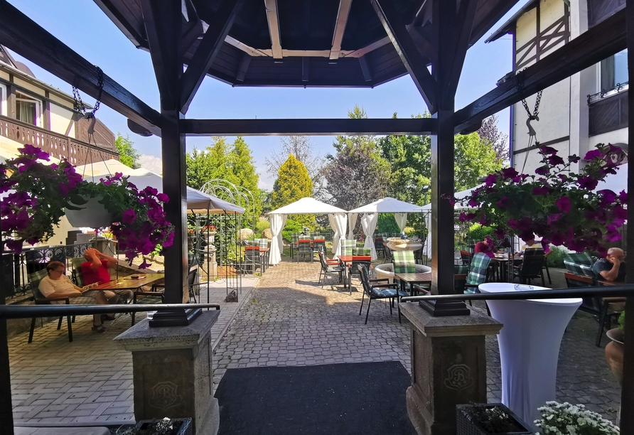 Im Sommer lädt die Terrasse zum Entspannen ein.