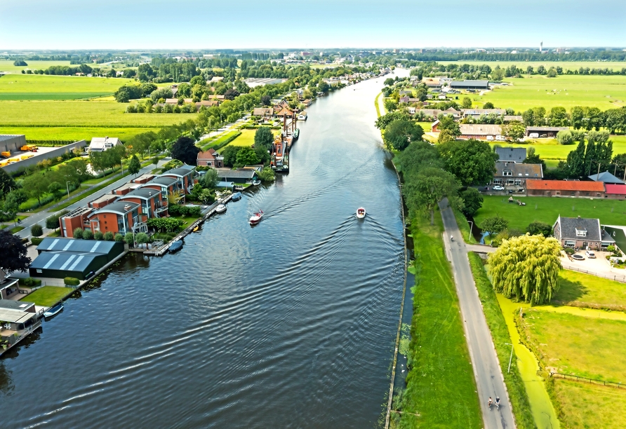 Der Oude Rijn bei Bodegraven, ein stillgelegter Unterlauf des Rheins – so schön sind die Niederlande.