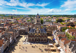 Das historische Zentrum von Delft mit seinem lebhaften Marktplatz lädt zum Verweilen ein.