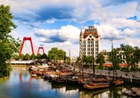 Das historische Weiße Haus am Alten Hafen in Rotterdam, umrahmt von der modernen Willemsbrücke ist ein schönes Fotomotiv.