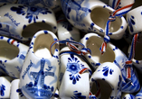 Kleine Souvenirs, große Erinnerungen: Die klassischen blauen Holzschuhe aus Delft sind das perfekte Andenken an Ihre Reise durch die Niederlande.