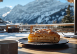 Apfelstrudelgenuss mit Aussicht: Der perfekte Begleiter für eine gemütliche Auszeit in den Alpen.