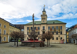 Unternehmen Sie einen Ausflug nach Bad Reichenhall, das für seine historischen Solequellen berühmt ist.