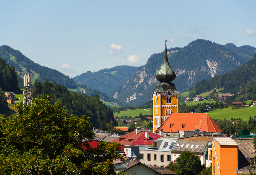 Schladming vor der malerischen Bergkulisse