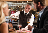 Erlesene Weine und weitere erfrischende Getränke erwarten Sie in der Bar.