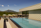 Der Rooftop-Außenpool bietet einen herrlichen Panoramablick auf die umliegenden Berge.