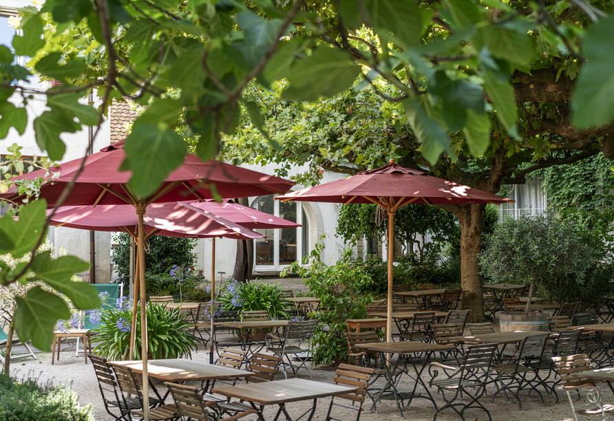 In den Sommermonaten lädt das Restaurant Sie dazu ein, auf der Terrasse Platz zu nehmen.