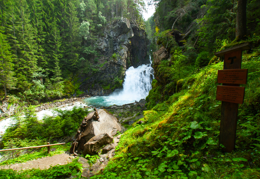 Wandern Sie zu den nahegelegenen Reinbach-Wasserfällen.