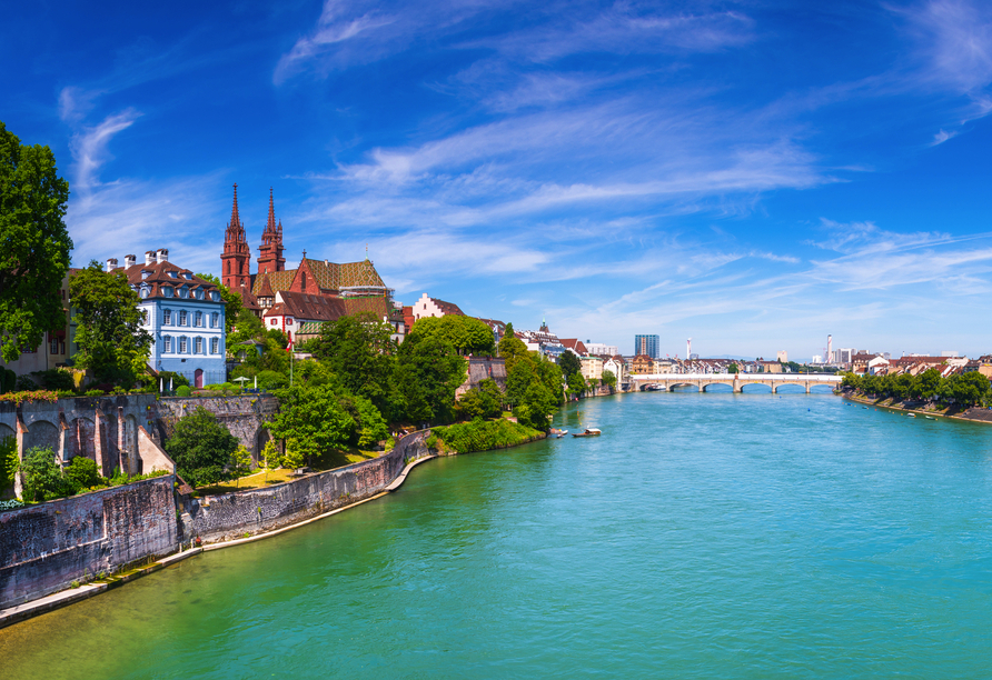 Die Altstadt von Basel mit dem Münster und der Lage direkt am Rhein ist ein fantastisches Ausflugsziel.