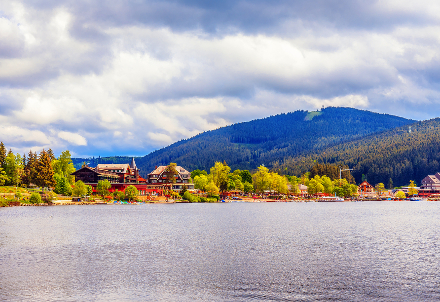 Der Titisee ist nur einen Katzensprung entfernt und immer einen Ausflug wert.