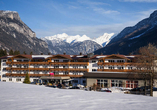 Ihr Hotel liegt eingebettet von einem malerischen Bergpanorama.