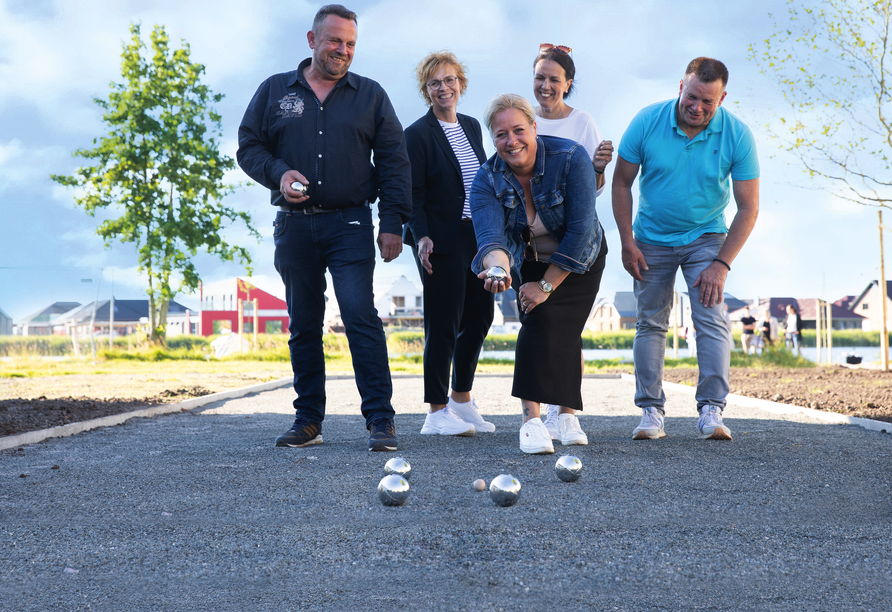 Messen Sie sich bei einer Partie Boule im Wangerland Resort. 