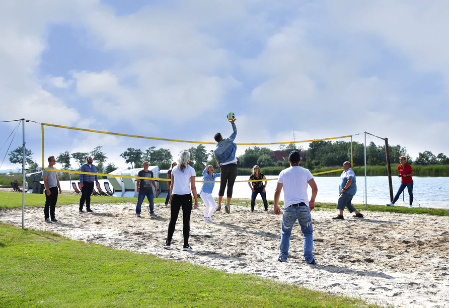 Beachvolleyball am Ufer des Wangermeers