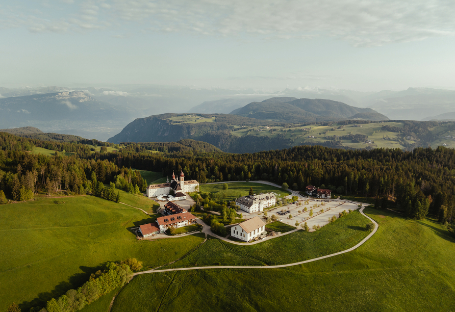 Ihr Hotel erwartet Sie auf einem traumhaften Hochplateau des Regglbergs.