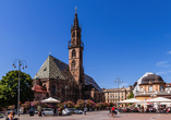 Die südtiroler Hauptstadt Bozen erwartet Sie mit historischen Sehenswürdigkeiten wie dem Dom Maria Himmelfahrt.