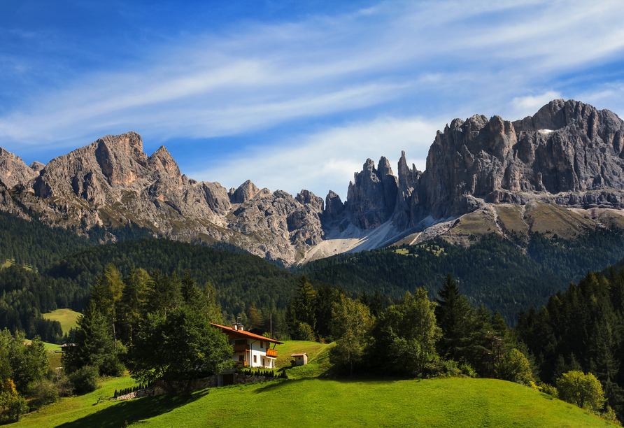 Das Rosengarten-Bergmassiv prägt das einzigartige Panorama der Dolomiten und lädt zu eindrucksvollen Bergtouren ein.