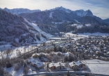 Blick von oben auf das Dorint Sporthotel Garmisch-Partenkirchen im Winter