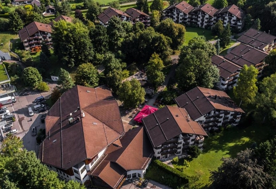 Blick von oben auf das Dorint Sporthotel Garmisch-Partenkirchen im Sommer