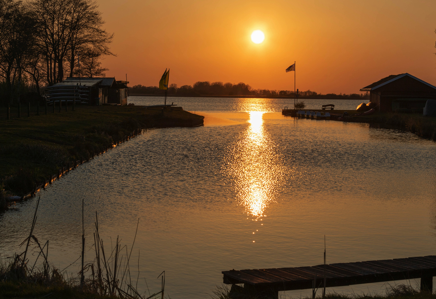 Der Sonnenuntergang über dem See ist wunderschön anzusehen.