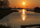 Der Sonnenuntergang über dem See ist wunderschön anzusehen.