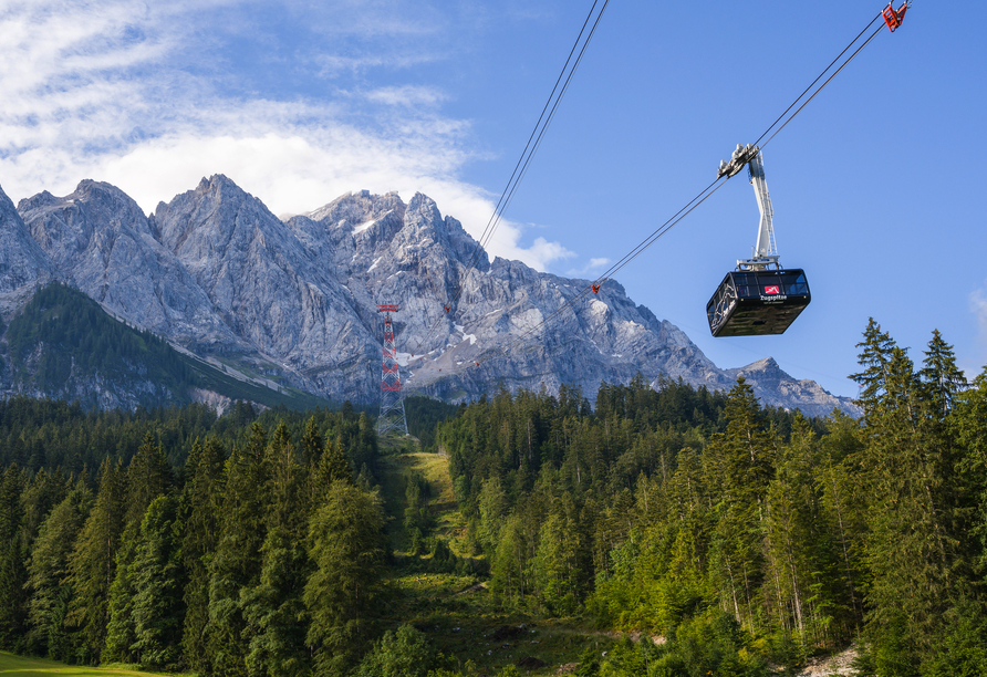 Ein Ausflug auf die Zugspitze mit der Seilbahn bietet atemberaubende Ausblicke und ein unvergessliches Erlebnis.