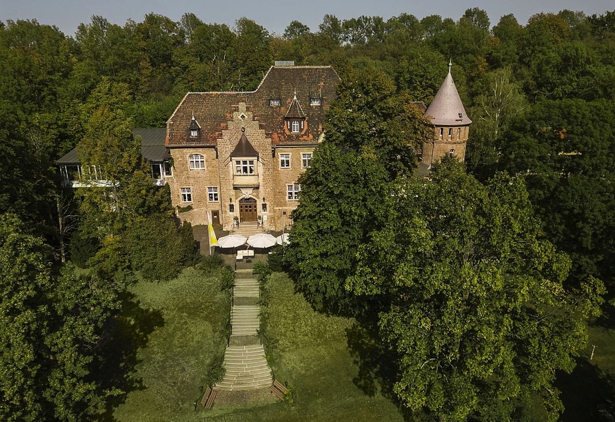 Mitten im Grünen steht die stilvolle Villa – Ihr Zuhause auf Zeit.