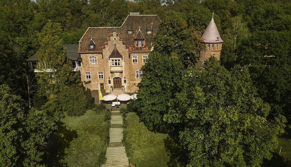 Mitten im Grünen steht die stilvolle Villa – Ihr Zuhause auf Zeit.