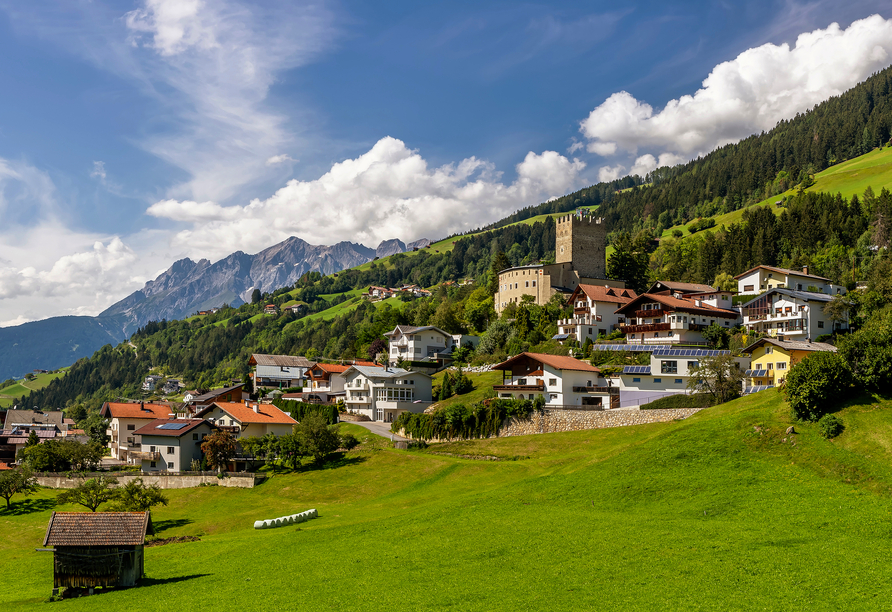 Fließ liegt eingebettet in das malerische Bergpanorama von Tirol.