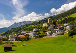 Fließ liegt eingebettet in das malerische Bergpanorama von Tirol.