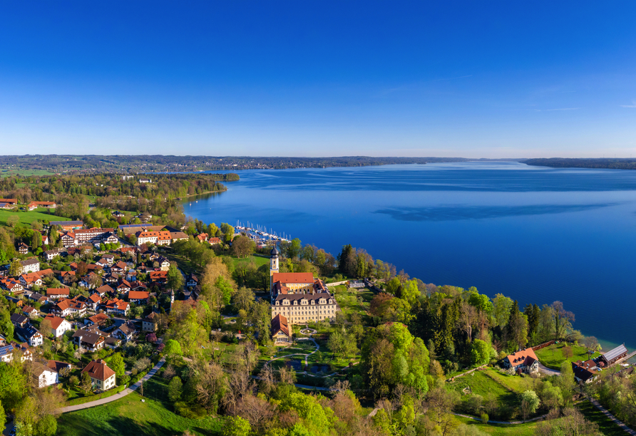 Bernried am Westufer des Starnberger Sees wird Sie als bezauberndes Dorf südlich von München in Empfang nehmen.