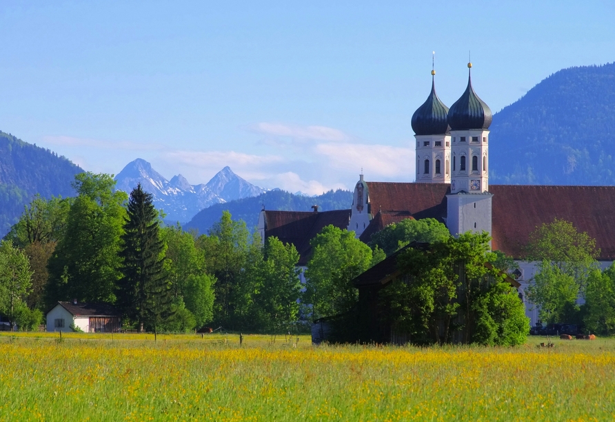 Das große und sehr berühmte Kloster Benediktbeuern erkennen Sie schon von Weitem an den beiden Zwiebeltürmen. 