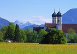 Das große und sehr berühmte Kloster Benediktbeuern erkennen Sie schon von Weitem an den beiden Zwiebeltürmen. 