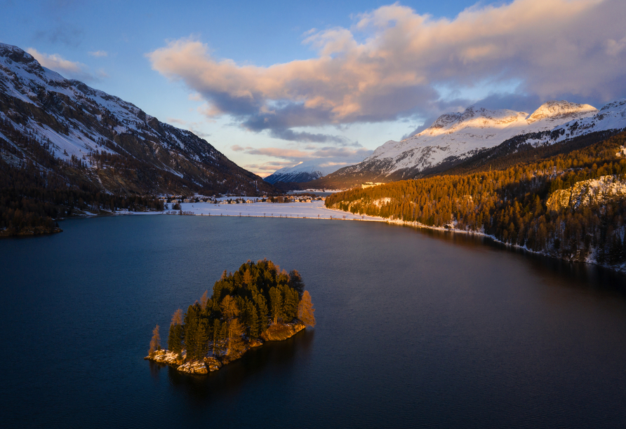 Blick über den winterlichen Silsersee