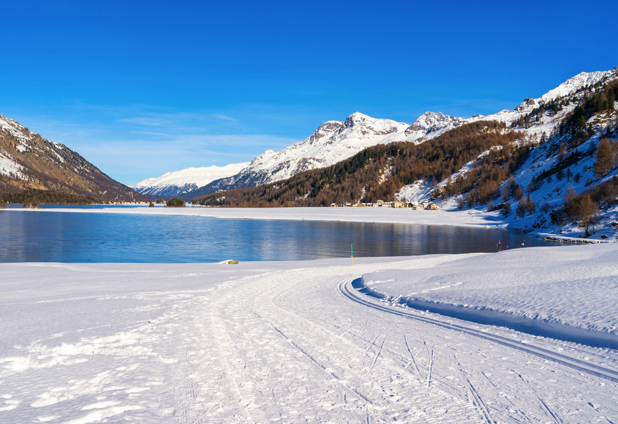 Der nahegelegene Silsersee lädt zu Wanderungen und Skitouren ein.